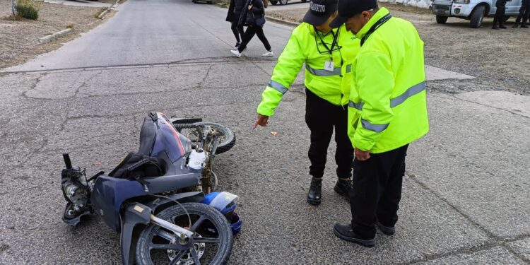 Dos motociclistas heridos tras chocar con un automóvil en Caleta Olivia