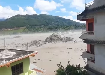 Aumenta a 752 la cifra de muertos por la riada en Nepal