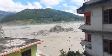 Aumenta a 752 la cifra de muertos por la riada en Nepal