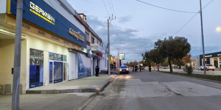 Hallaron a un hombre sin vida en la vía pública sobre avenida Yrigoyen