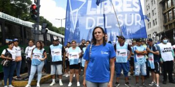 Organizaciones sociales protestaron frente a las oficinas de Mercado Libre