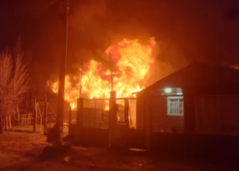Una vivienda afectada y otra con daños por un incendio en Km 8