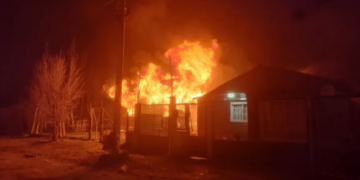 Una vivienda afectada y otra con daños por un incendio en Km 8