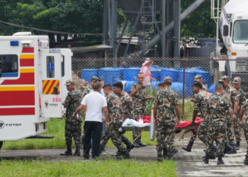 Rescatan sobrevivientes diez días después de la tragedia en Nepal