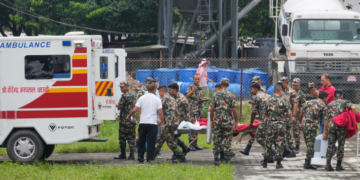 Rescatan sobrevivientes diez días después de la tragedia en Nepal
