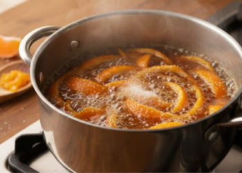 Hervir cáscaras de mandarina con azúcar, un truco casero que gana espacio