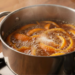 Hervir cáscaras de mandarina con azúcar, un truco casero que gana espacio