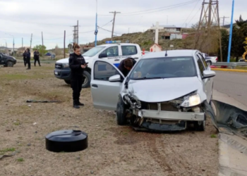 Choque en la rotonda, hay una camioneta terminó volcada