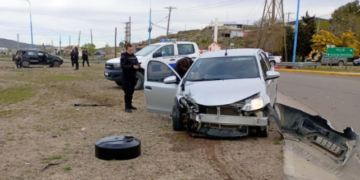 Choque en la rotonda, hay una camioneta terminó volcada