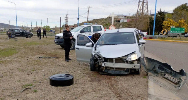 Choque en la rotonda, hay una camioneta terminó volcada