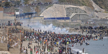 Tensión en Ceuta por la reubicación de migrantes