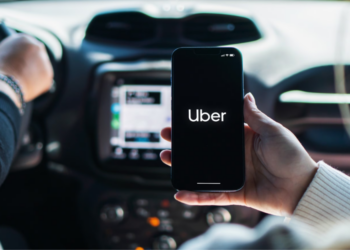 Uber en Puerto Madryn comienza con regulaciones sobre impuestos y antigüedad de vehículos