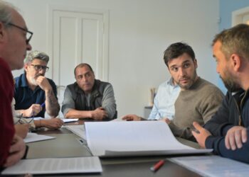 Torres firmó el decreto que destina lotes con servicios a familias damnificadas por el derrumbe del Cerro Hermitte