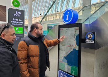 Comodoro Turismo instaló un tótem interactivo para viajeros en el Aeropuerto Internacional Gral. Mosconi