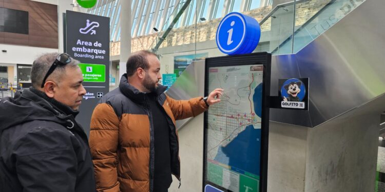 Comodoro Turismo instaló un tótem interactivo para viajeros en el Aeropuerto Internacional Gral. Mosconi