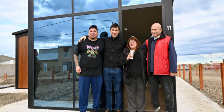 Torres entregó las primeras viviendas a familias afectadas por el derrumbe del Cerro Hermitte