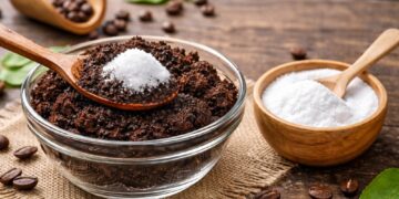 Café usado y bicarbonato es la mezcla casera con varios usos para el hogar