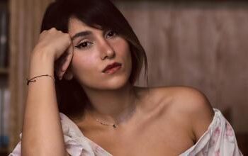 Irán confirma condena contra la cantante Parastoo Ahmadi por presentarse sin velo