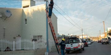 La SCPL avanza con el tendido de fibra óptica para ofrecer cobertura a más de 1200 familias de Comodoro