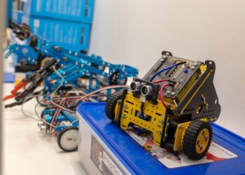 La Escuela 742 recibió kits de robótica para sus 90 estudiantes