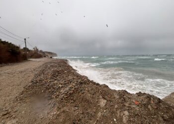 La marejada volvió a golpear Km 5 y el agua llegó a los patios de las viviendas