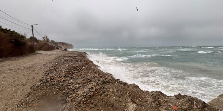 La marejada volvió a golpear Km 5 y el agua llegó a los patios de las viviendas