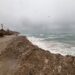 La marejada volvió a golpear Km 5 y el agua llegó a los patios de las viviendas
