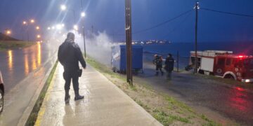 Incendio destruyó un carrito de comida en la zona costera de Km 8