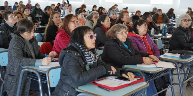 Más de 80 cuidadores participaron de una capacitación sobre Alzheimer en Comodoro