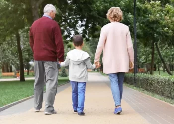 En Rawson un fallo otorgó la tutela de un adolescente a sus abuelos sin quitar la responsabilidad parental a la madre