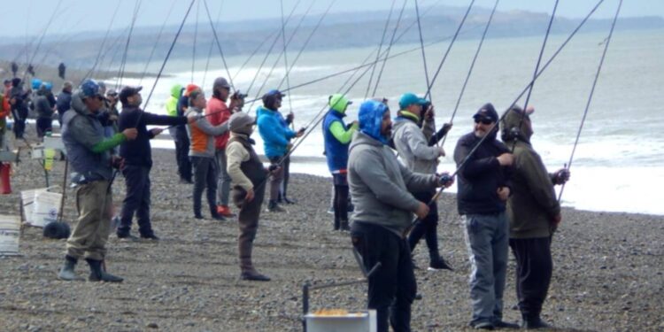 El Club de Pesca de Rawson reparte $500.000 en la «Fiesta del Pejerrey Patagónico»
