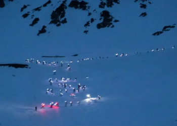Más de 100 esquiadores iluminaron la montaña en Esquel