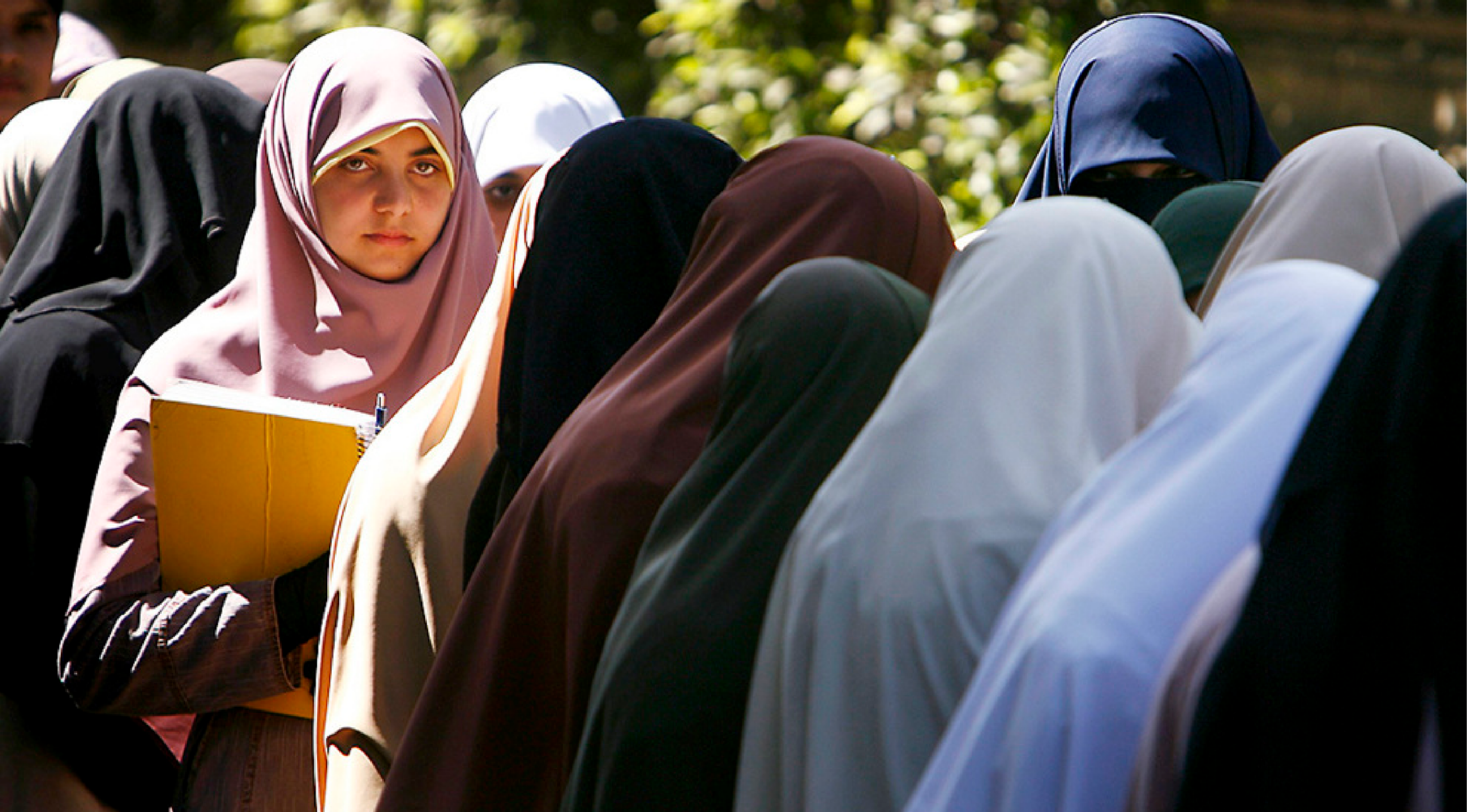 Meloni busca limitar alumnos extranjeros y prohibir burkas en escuelas