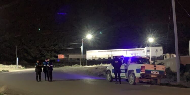 Peatón falleció atropellado en el camino Roque González y aún no logran identificarlo