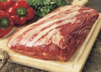 Los argentinos consumen 5 kilos menos de carne vacuna y 1,5 kilos más de cerdo que hace un año