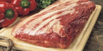 Los argentinos consumen 5 kilos menos de carne vacuna y 1,5 kilos más de cerdo que hace un año