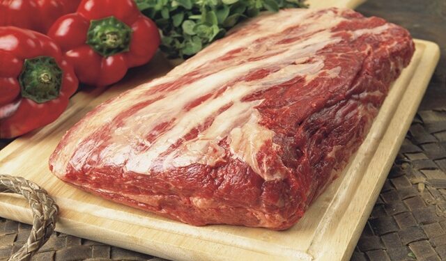 Los argentinos consumen 5 kilos menos de carne vacuna y 1,5 kilos más de cerdo que hace un año