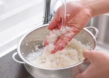 Lavar el arroz antes de cocinarlo y su beneficio clave para lograr la textura perfecta
