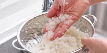Lavar el arroz antes de cocinarlo y su beneficio clave para lograr la textura perfecta