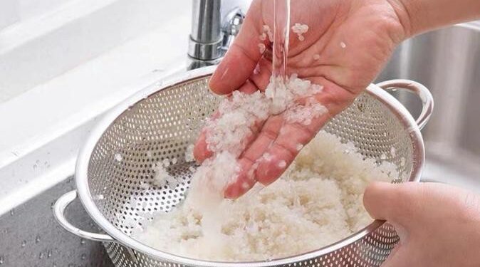 Lavar el arroz antes de cocinarlo y su beneficio clave para lograr la textura perfecta