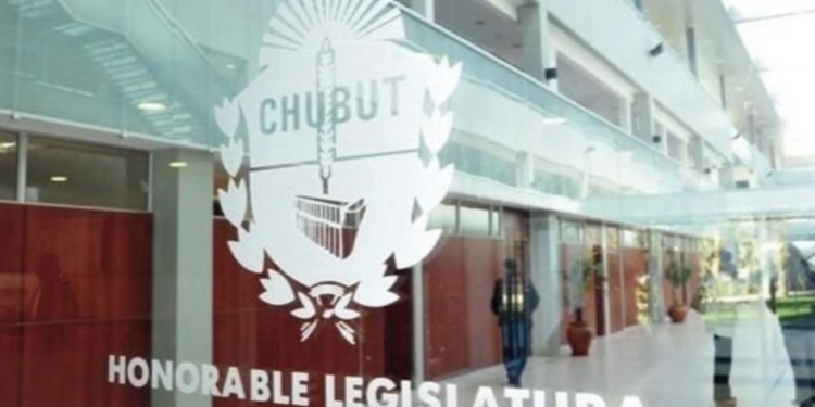 Chubut aprobó una ley que limita los descuentos salariales y protege los ingresos de trabajadores y jubilados