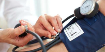 Presión arterial inferior a 130/80 para prevenir infartos y ACV, según los nuevos concensos médicos
