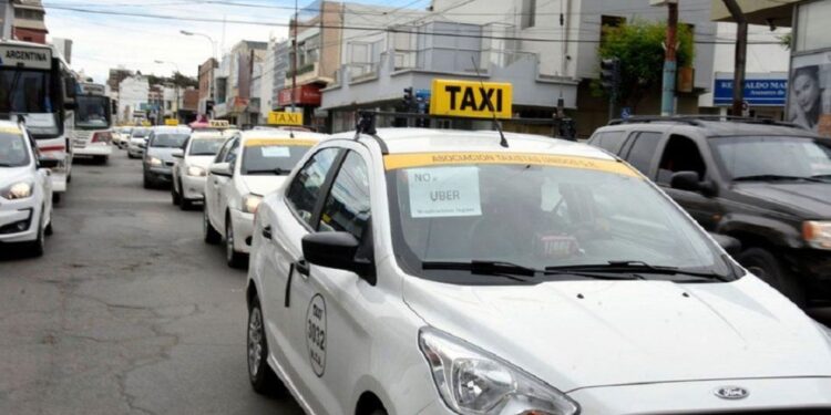 Taxistas de Comodoro advierten por Uber y cuestionan la legalización de las apps en Puerto Madryn
