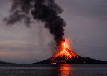 Erupción del Anak Krakatoa paraliza aeropuertos y afecta a 270.000 pasajeros
