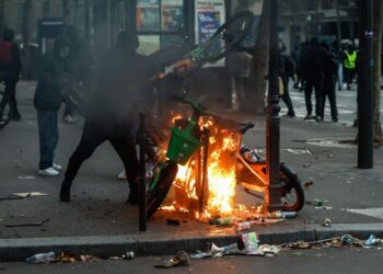 Francia registró más de 1.400 detenidos tras una jornada de protestas y disturbios