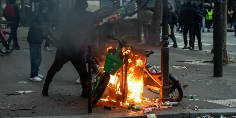 Francia registró más de 1.400 detenidos tras una jornada de protestas y disturbios