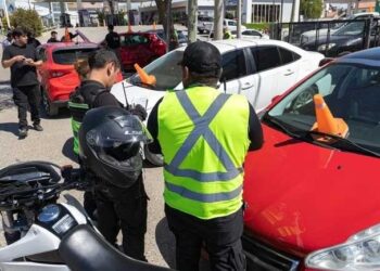 Clausuraron dos agencias de autos por ocupar veredas y operar sin habilitación