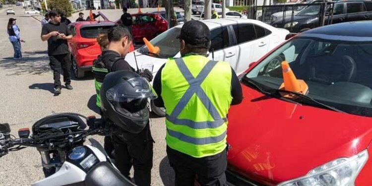 Clausuraron dos agencias de autos por ocupar veredas y operar sin habilitación