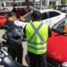 Clausuraron dos agencias de autos por ocupar veredas y operar sin habilitación