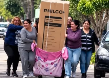 Le regalaron una heladera a su mamá, se hicieron virales y ahora Philco los busca para devolverles el dinero